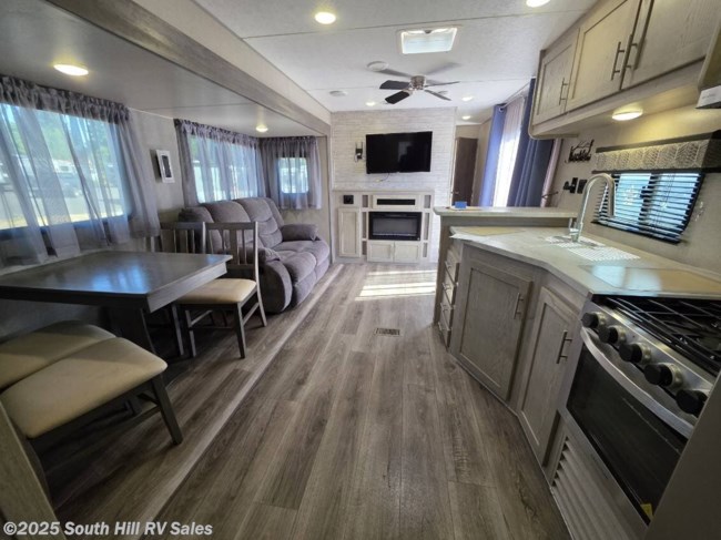 2023 Coachmen Catalina Destination 40BHTS