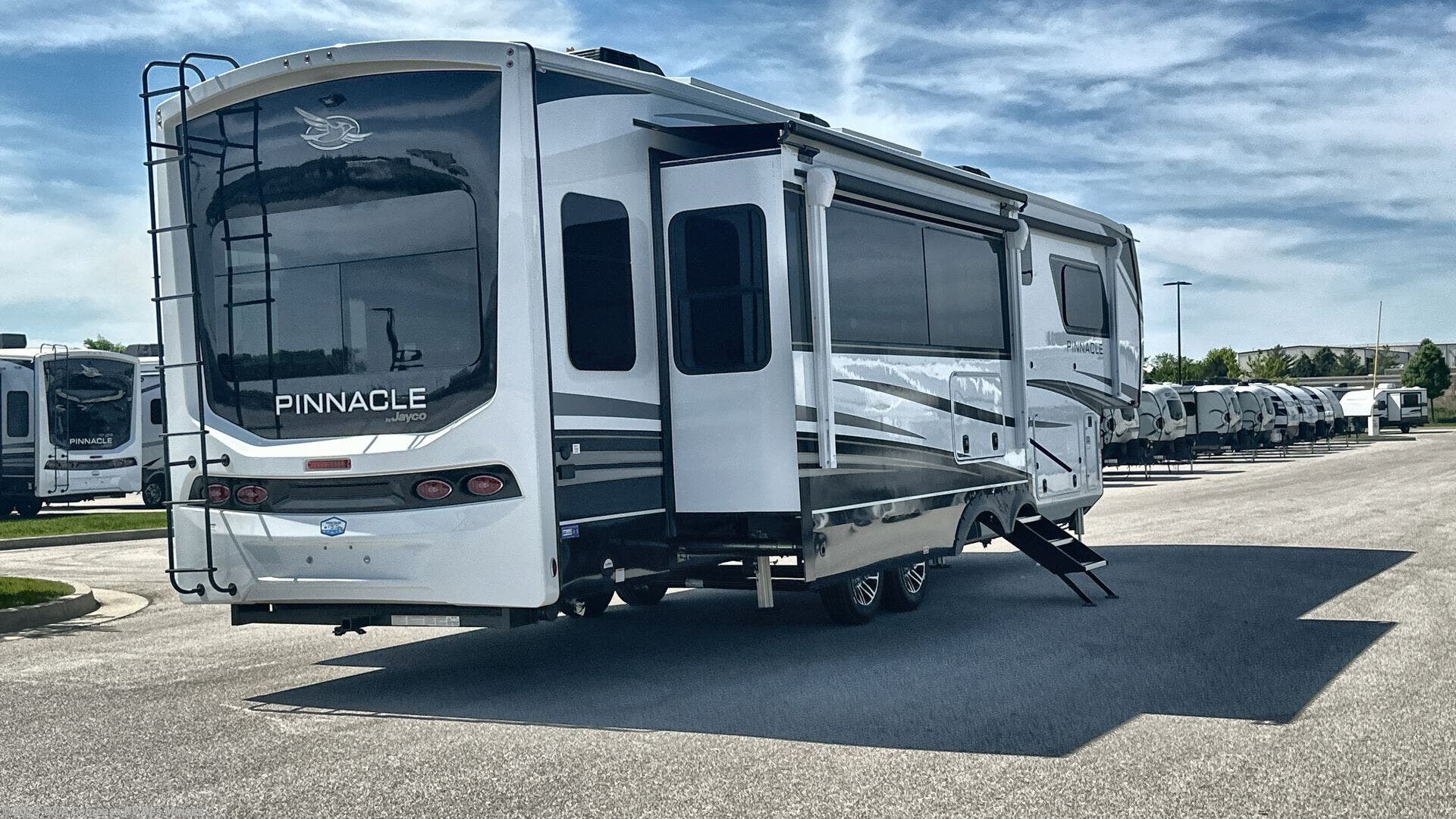 New 2025 Jayco Pinnacle 38KPTS available in Altoona, Iowa