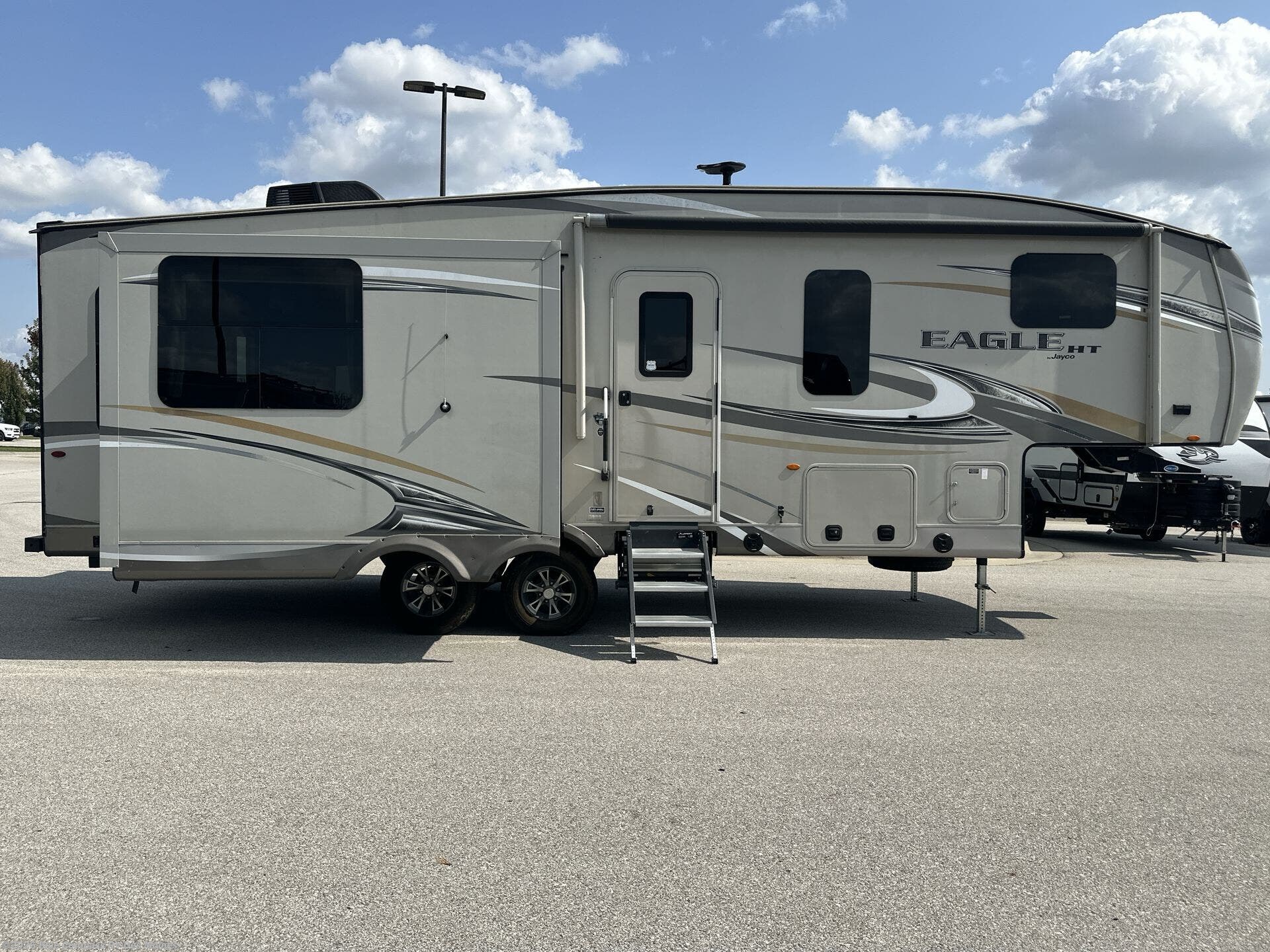 Contact us now about this 2017 Jayco Eagle HT 27.5RLTS! 2017 Eagle HT 27.5RLTS by Jayco from Blue Compass RV Des Moines in Altoona, Iowa