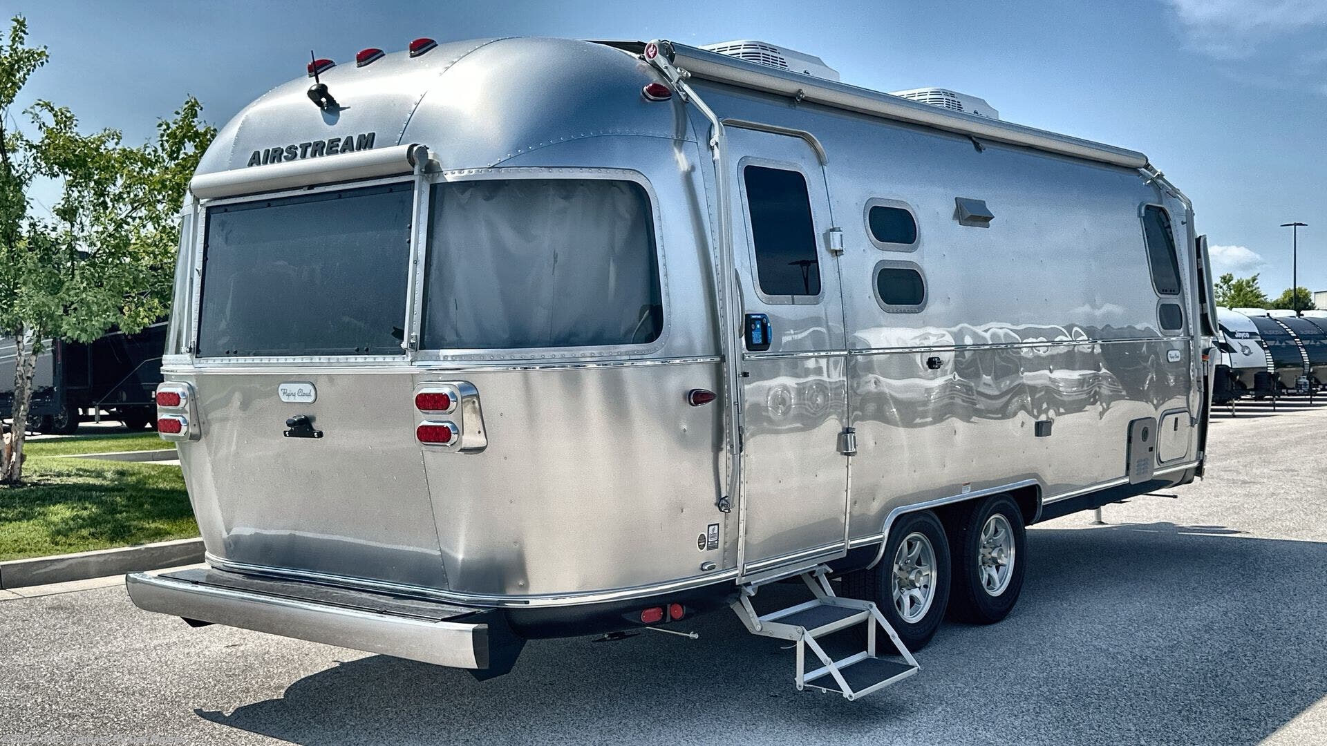 Contact us now about this 2025 Airstream Flying Cloud 25FB! 2025 Flying Cloud 25FB by Airstream from Blue Compass RV Des Moines in Altoona, Iowa