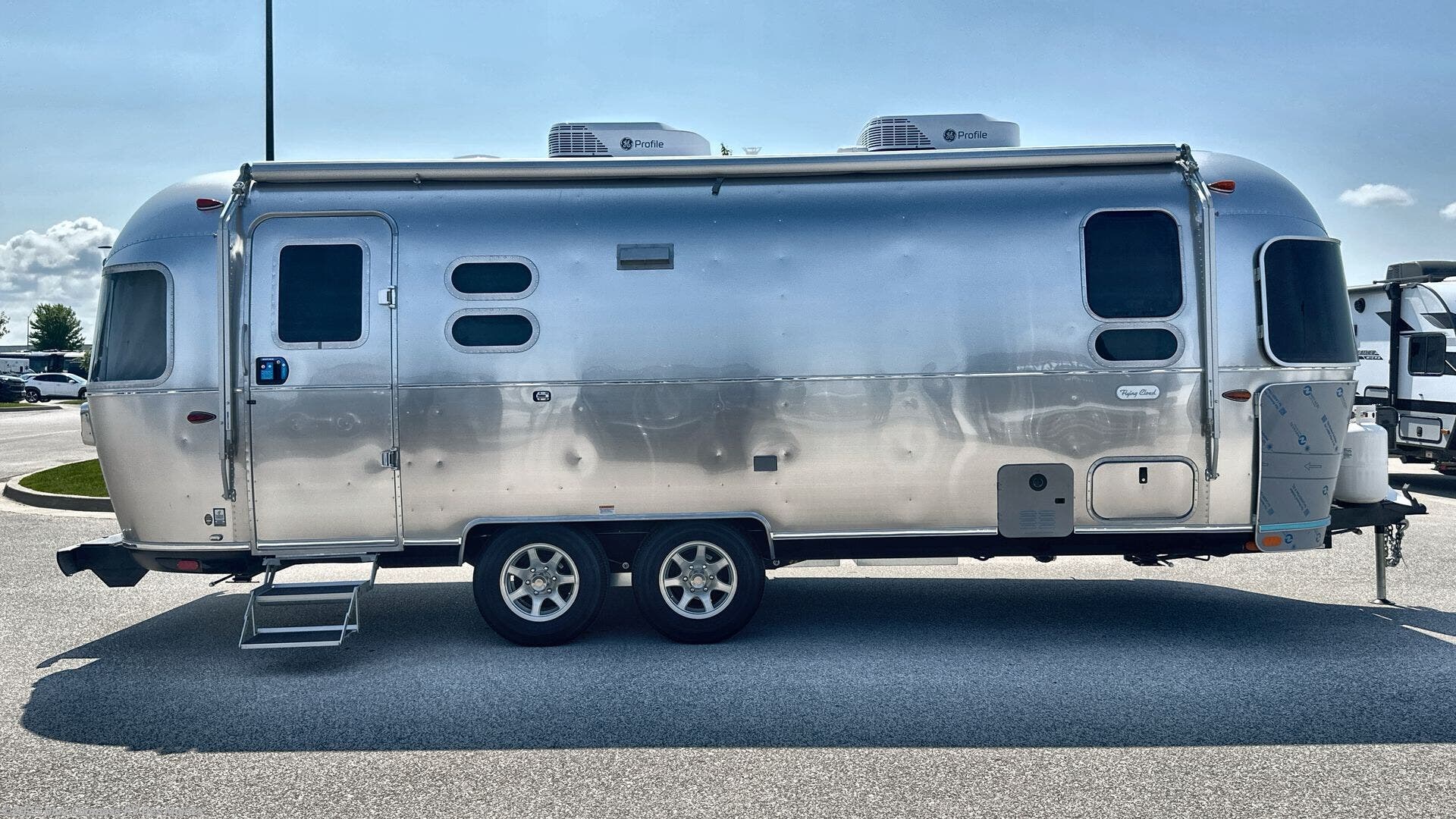Email now about this 2025 Airstream Flying Cloud 25FB! New 2025 Airstream Flying Cloud 25FB available in Altoona, Iowa
