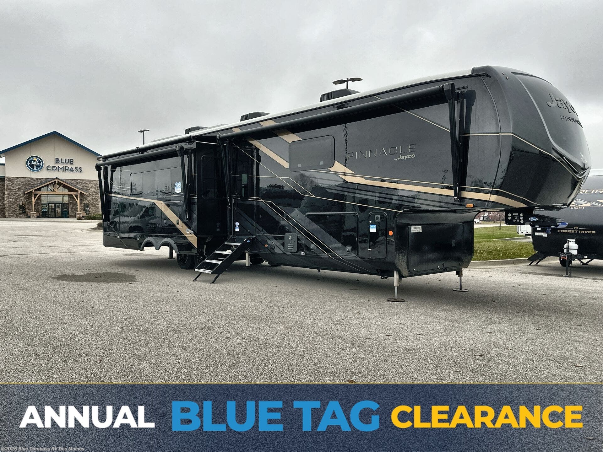 Email now about this 2026 Jayco Pinnacle 38FBRK! New 2026 Jayco Pinnacle 38FBRK available in Altoona, Iowa
