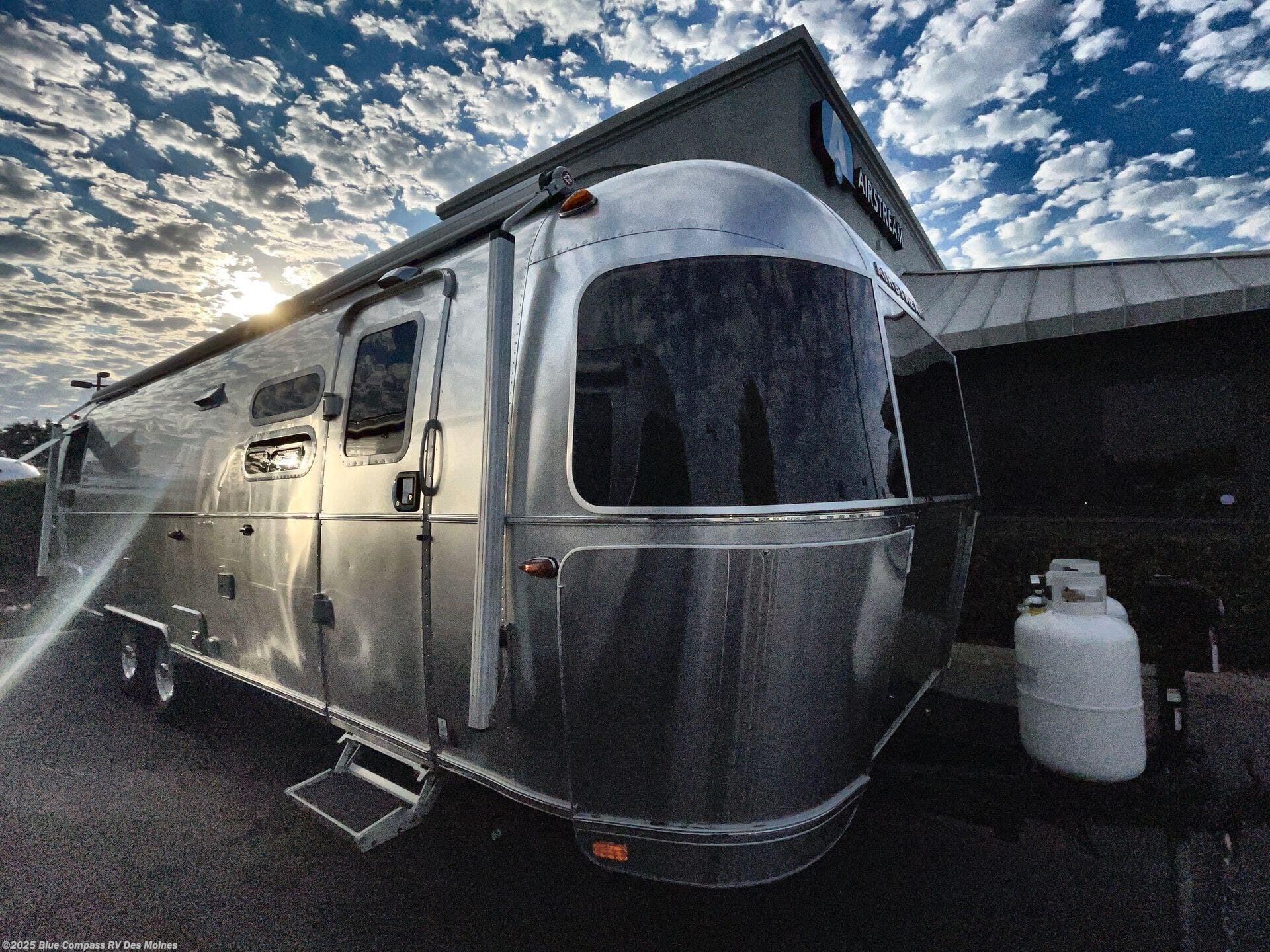 Contact us now about this 2025 Airstream Globetrotter 30RB! 2025 Globetrotter 30RB by Airstream from Blue Compass RV Des Moines in Altoona, Iowa