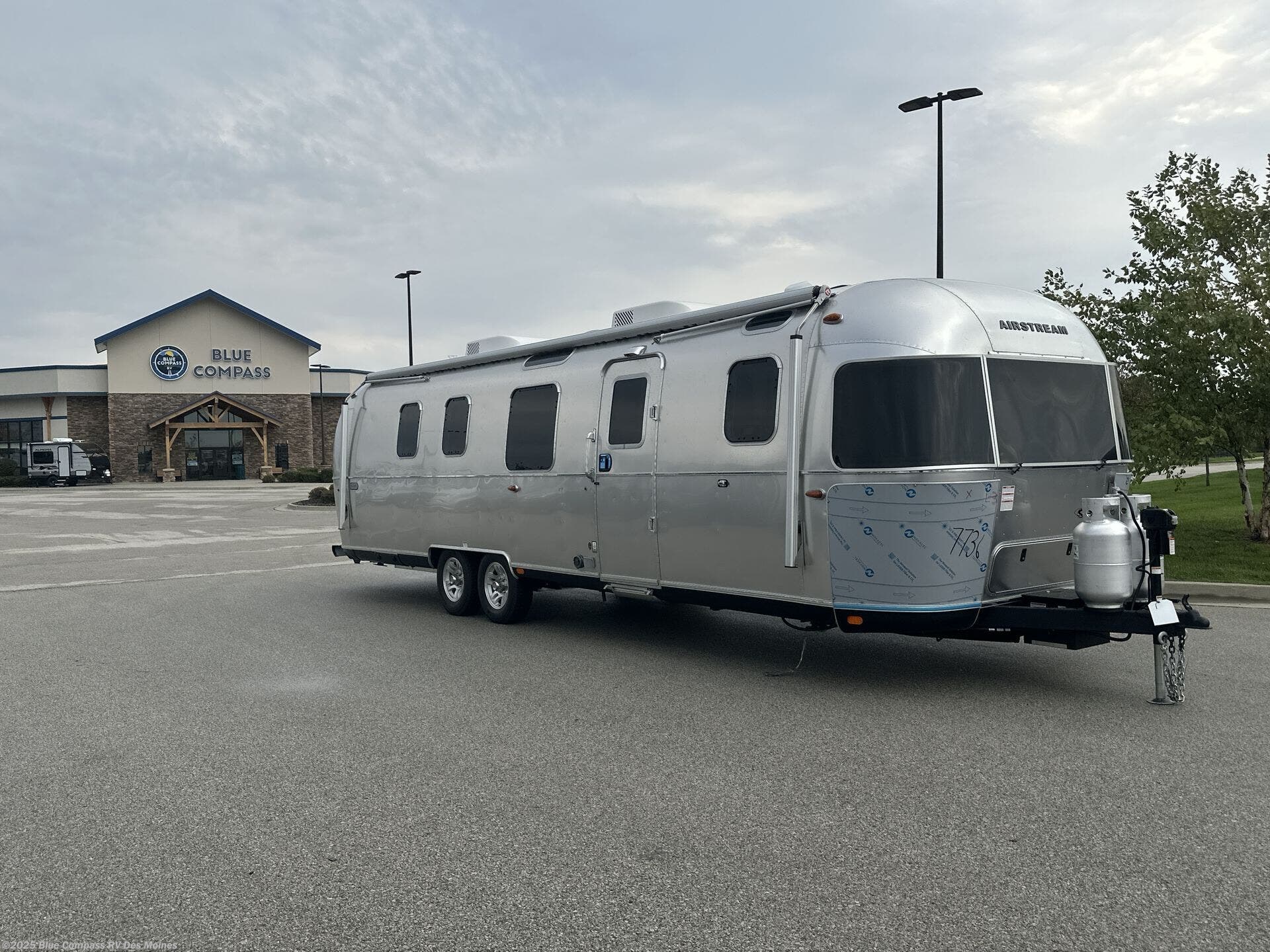 New 2026 Airstream Classic 33FB available in Altoona, Iowa