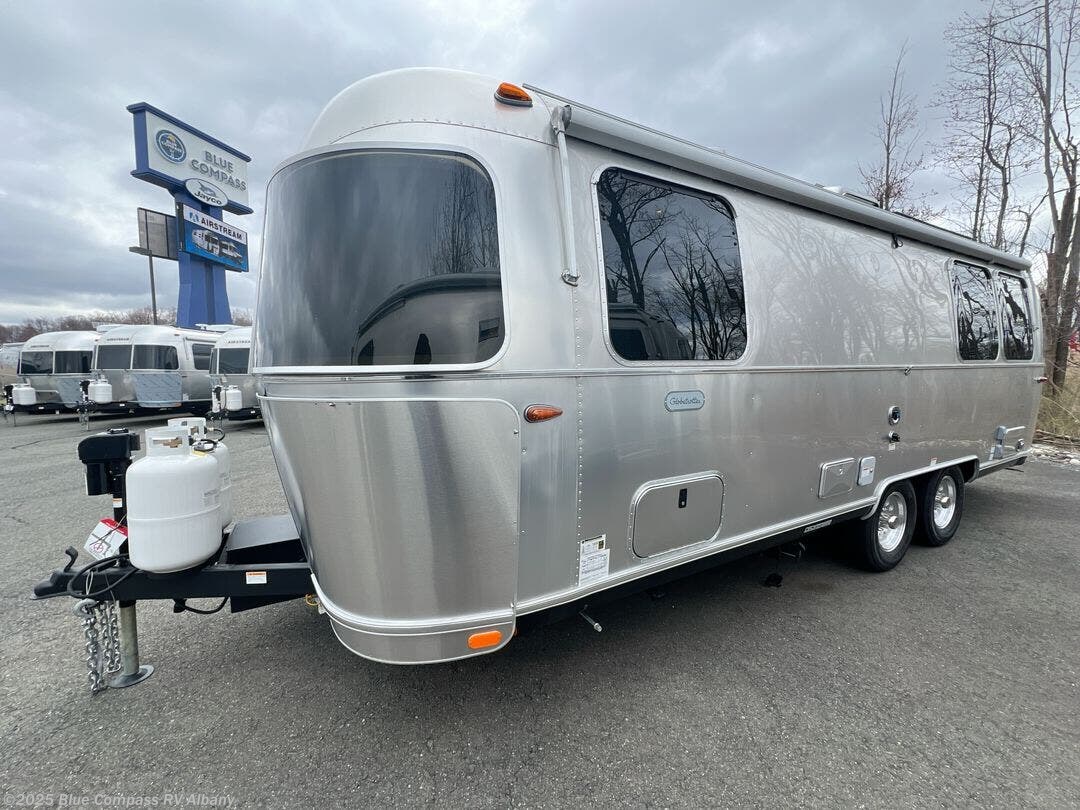 New 2025 Airstream Globetrotter 25FB Twin available in Latham, New York
