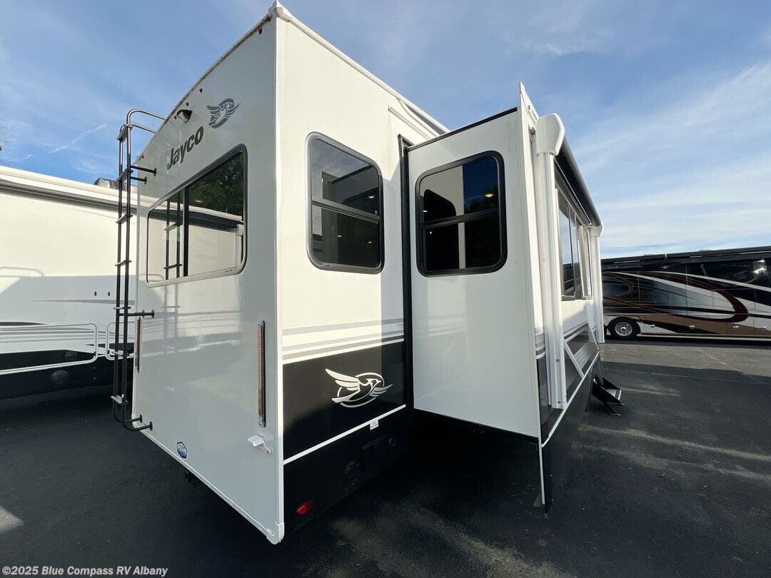New 2025 Jayco Eagle 321RSTS available in Latham, New York