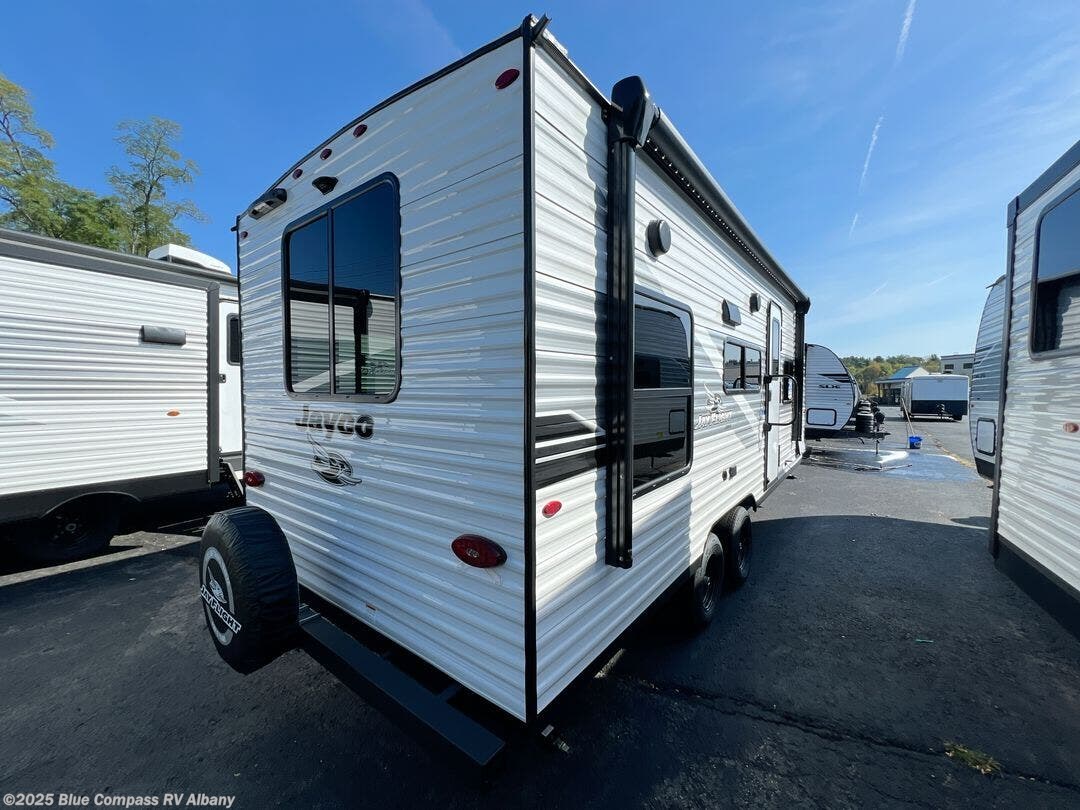 New 2026 Jayco Jay Flight SLX 210QB available in Latham, New York