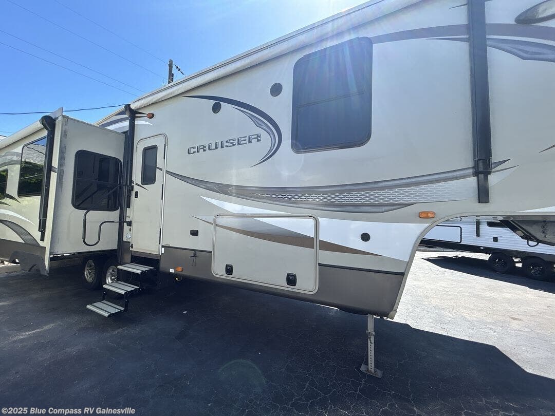 Contact us now about this 2015 CrossRoads Cruiser 333RL! 2015 Cruiser 333RL by CrossRoads from Blue Compass RV Gainesville in Alachua, Florida