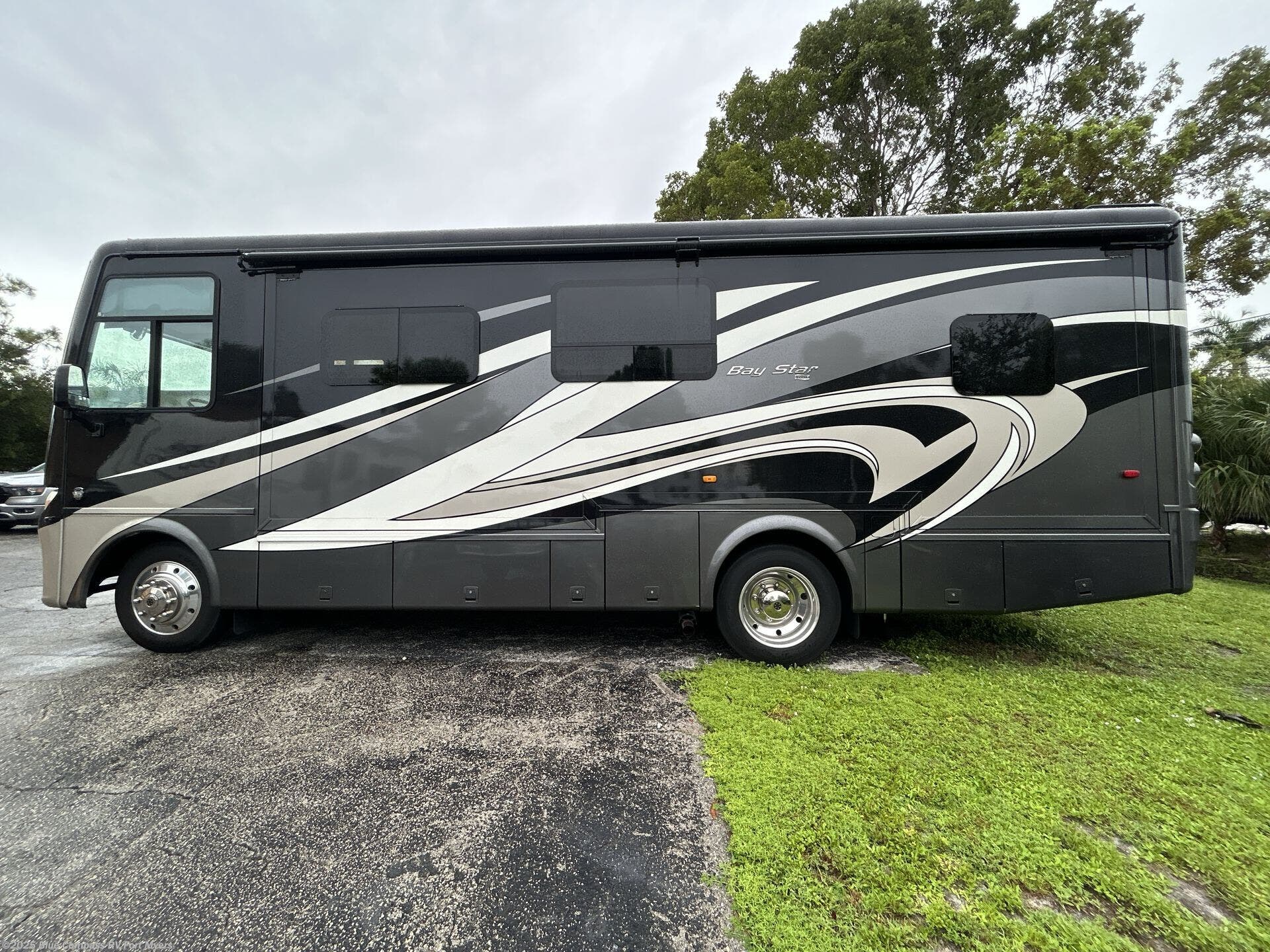 Used 2015 Newmar Bay Star 2903 available in Fort Myers, Florida