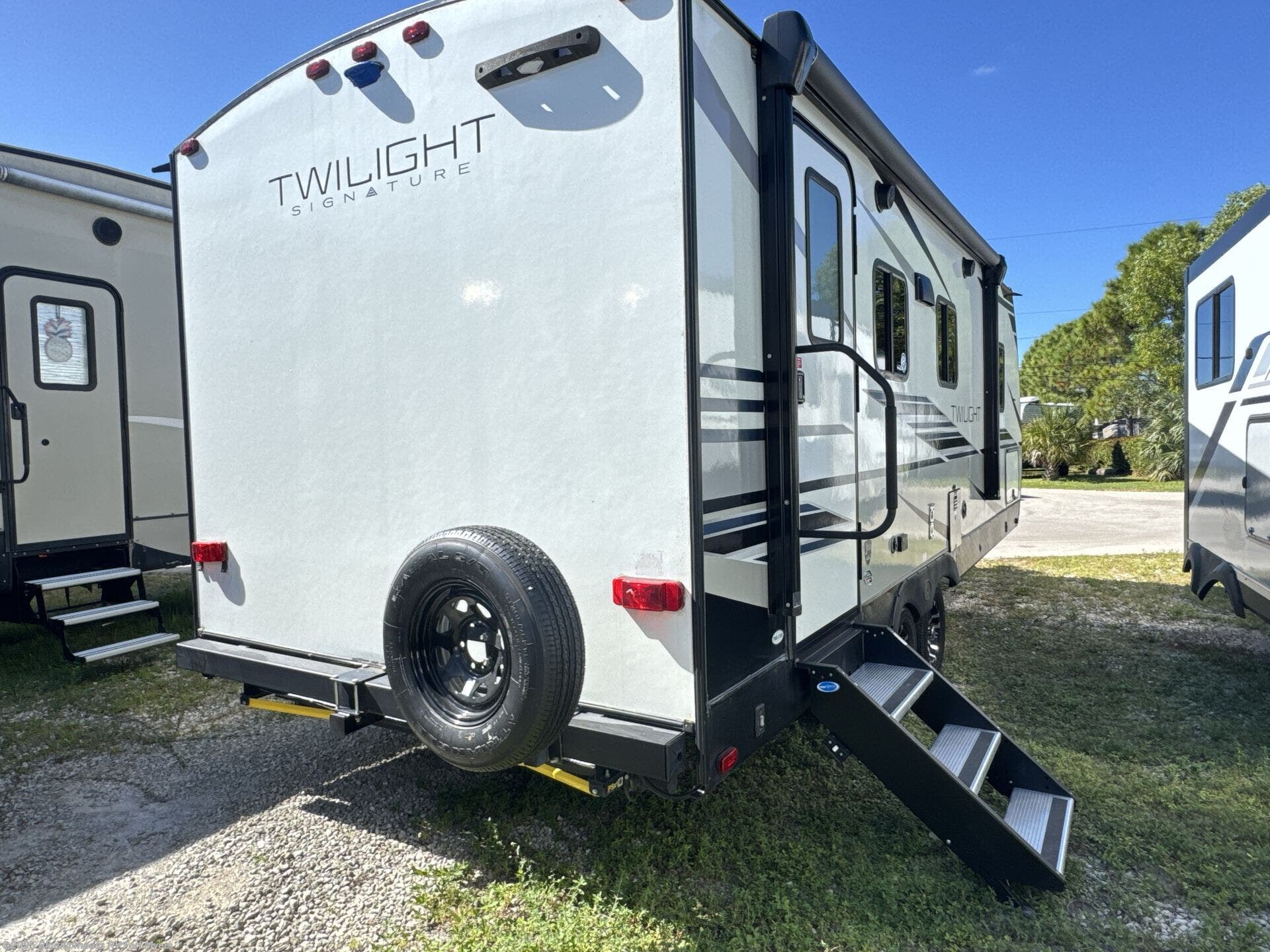 Contact us now about this 2023 Cruiser RV Twilight Signature TWS 2100! 2023 Twilight Signature TWS 2100 by Cruiser RV from Blue Compass RV Fort Myers in Fort Myers, Florida
