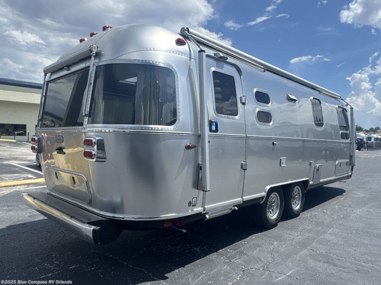 Contact us now about this 2026 Airstream Globetrotter 27FB Twin! 2026 Globetrotter 27FB Twin by Airstream from Blue Compass RV Orlando in Casselberry, Florida