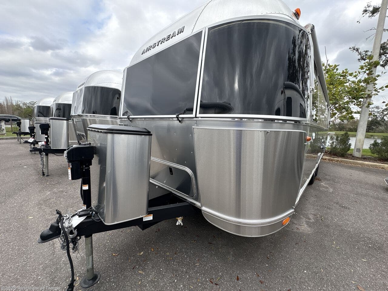 Call now about this 2025 Airstream Flying Cloud 27FB Queen! 2025 Airstream Flying Cloud 27FB Queen - New Travel Trailer For Sale by Airstream of Tampa in Dover, Florida