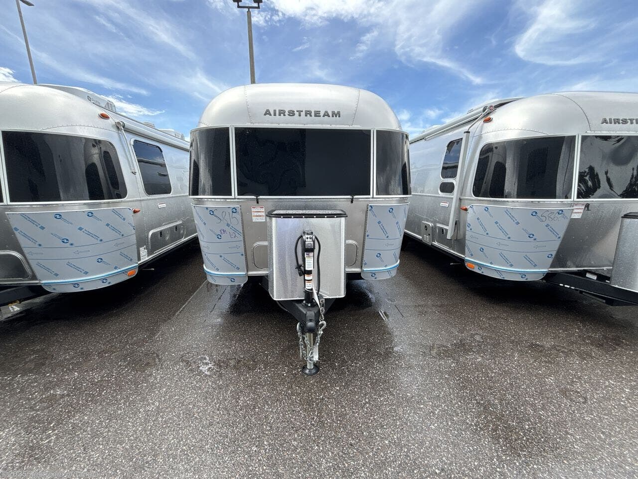 Contact us now about this 2025 Airstream International 25FB Twin! 2025 International 25FB Twin by Airstream from Airstream of Tampa in Dover, Florida