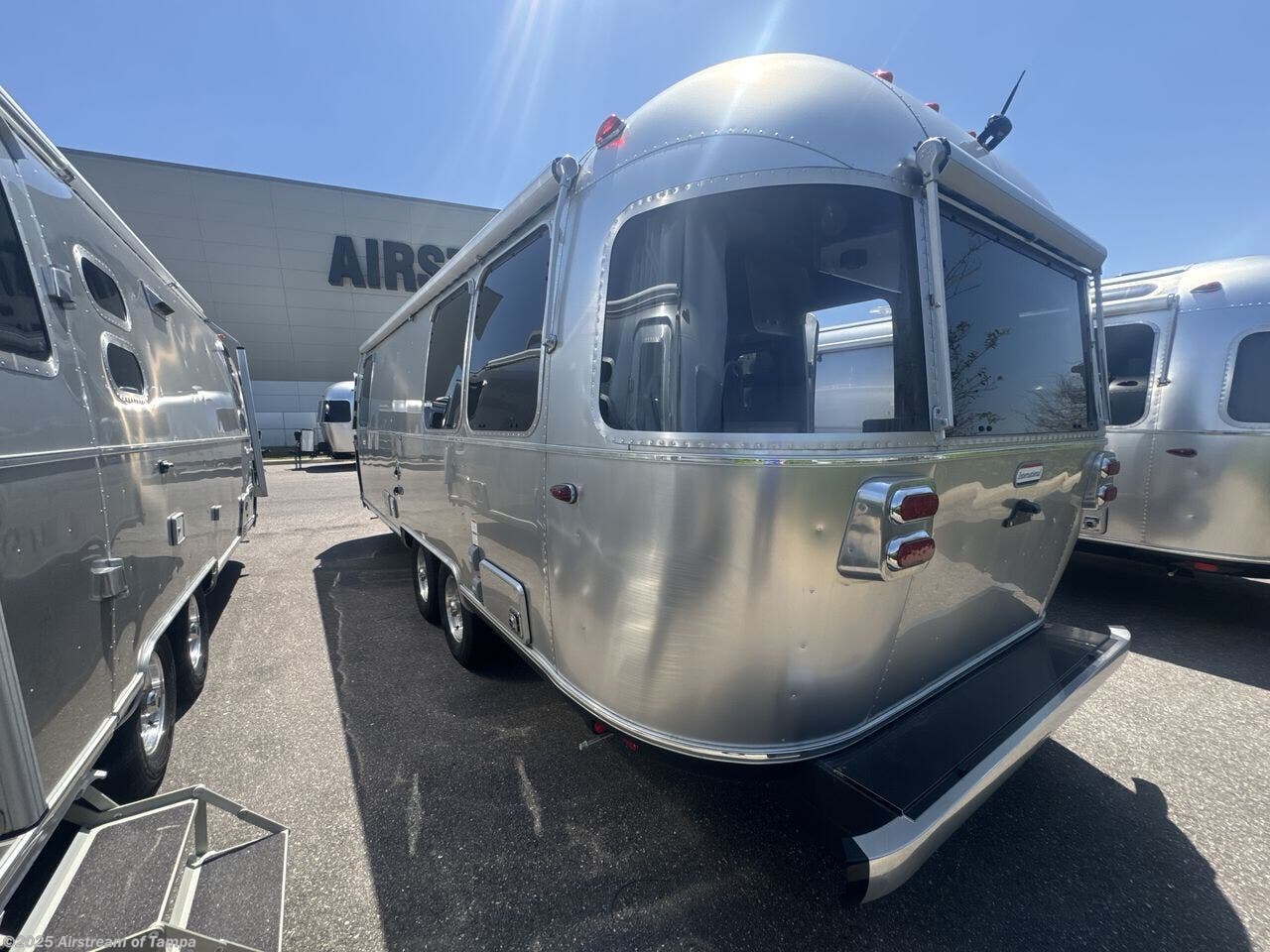 Contact us now about this 2025 Airstream International 25FB QUEEN! 2025 International 25FB QUEEN by Airstream from Airstream of Tampa in Dover, Florida