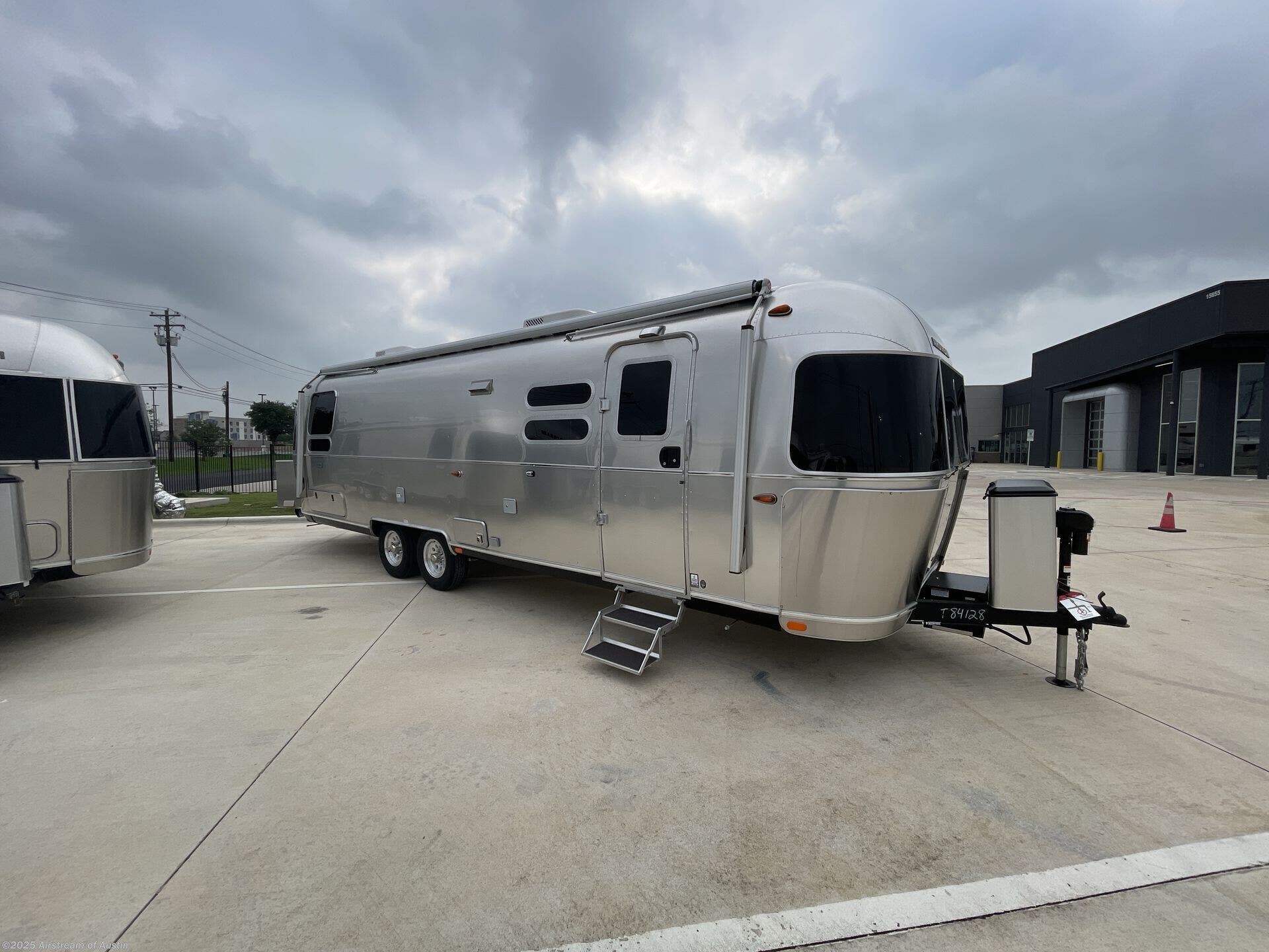 Email now about this 2025 Airstream Globetrotter 30RB! New 2025 Airstream Globetrotter 30RB available in Buda, Texas