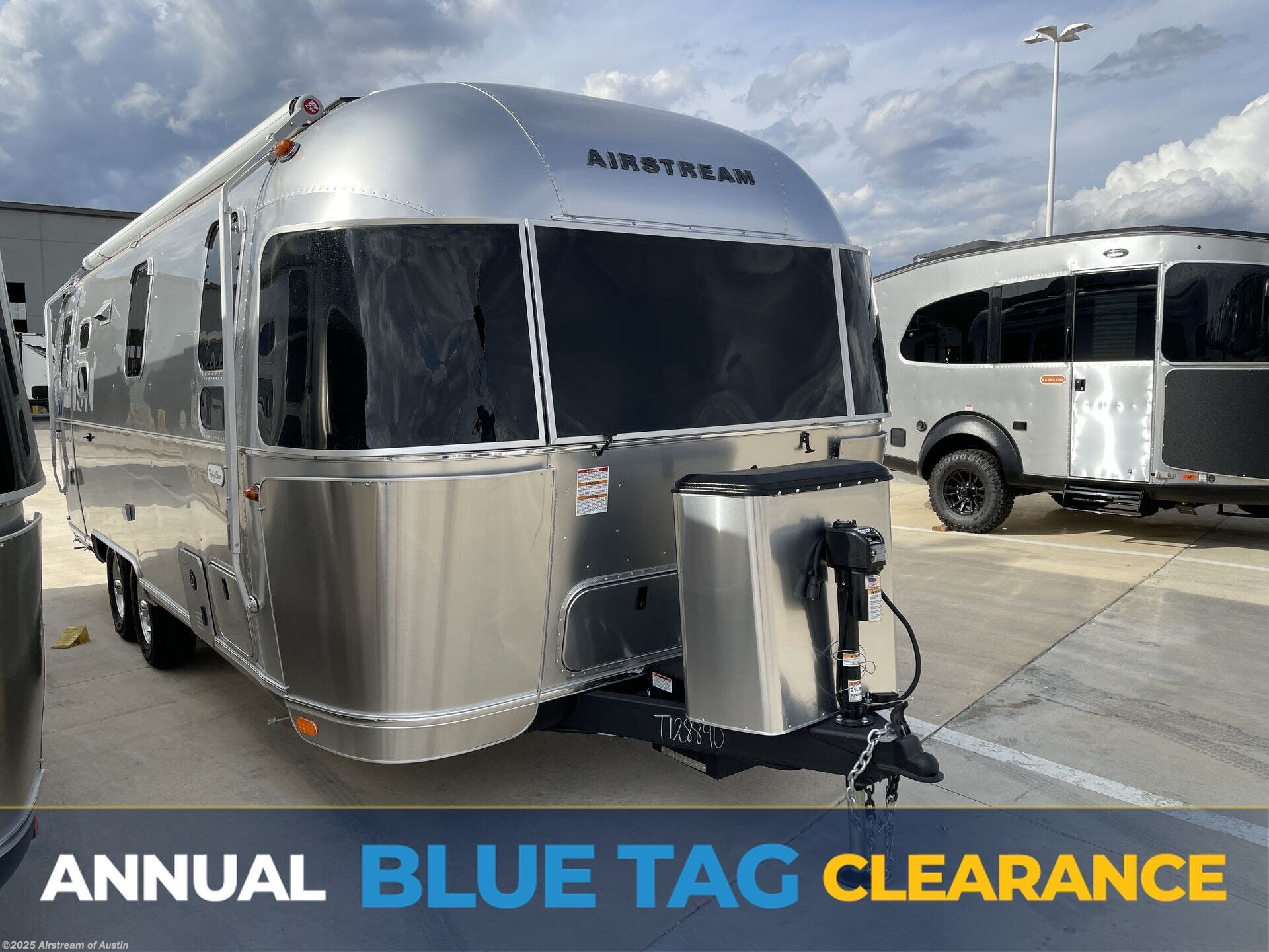 Email now about this 2026 Airstream Flying Cloud 25FB Twin! New 2026 Airstream Flying Cloud 25FB Twin available in Buda, Texas