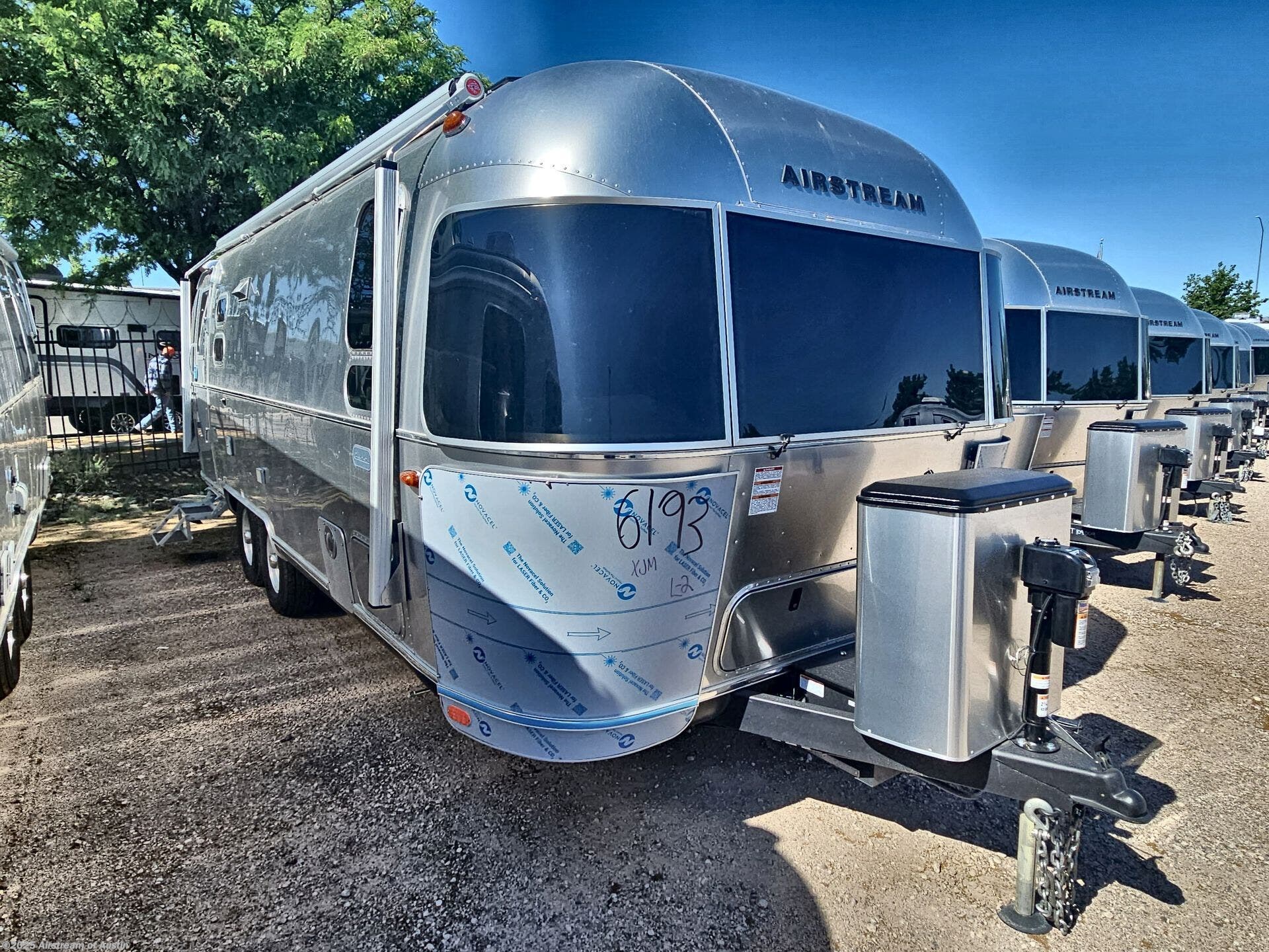Contact us now about this 2025 Airstream Globetrotter 25FB Twin! 2025 Globetrotter 25FB Twin by Airstream from Airstream of Austin in Buda, Texas