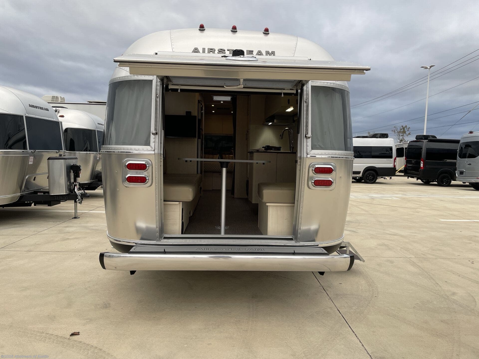 Contact us now about this 2026 Airstream Flying Cloud 27FB! 2026 Flying Cloud 27FB by Airstream from Airstream of Austin in Buda, Texas