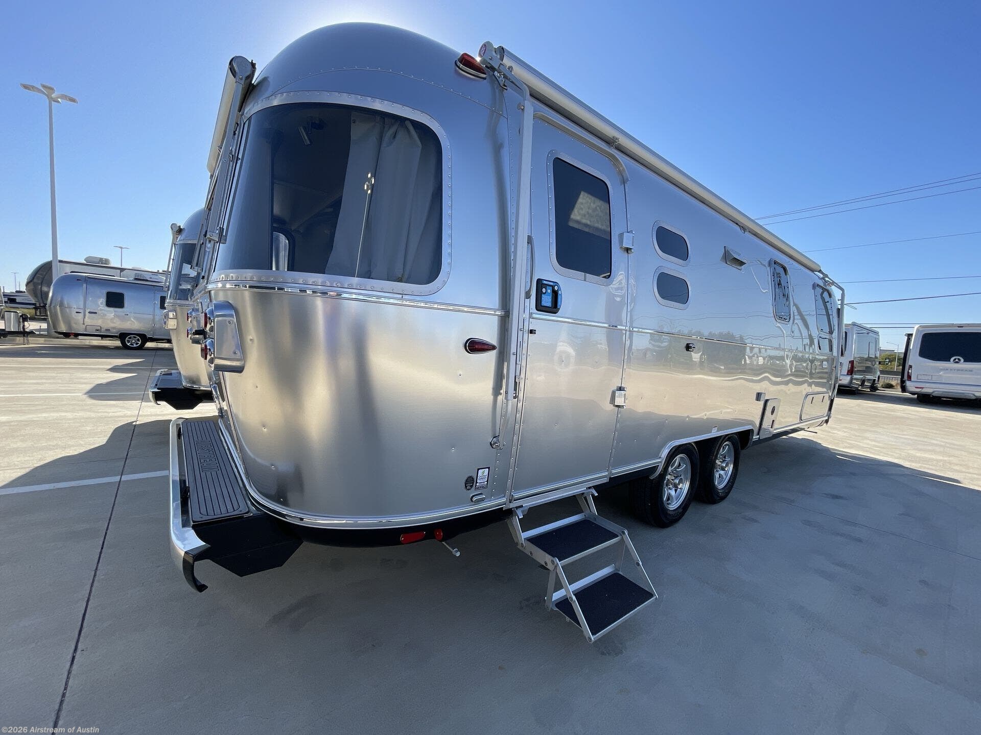 Contact us now about this 2026 Airstream Flying Cloud 27FB Twin! 2026 Flying Cloud 27FB Twin by Airstream from Airstream of Austin in Buda, Texas