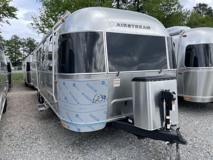 Email now about this 2025 Airstream Flying Cloud 30FBBT! New 2025 Airstream Flying Cloud 30FBBT available in Buda, Texas