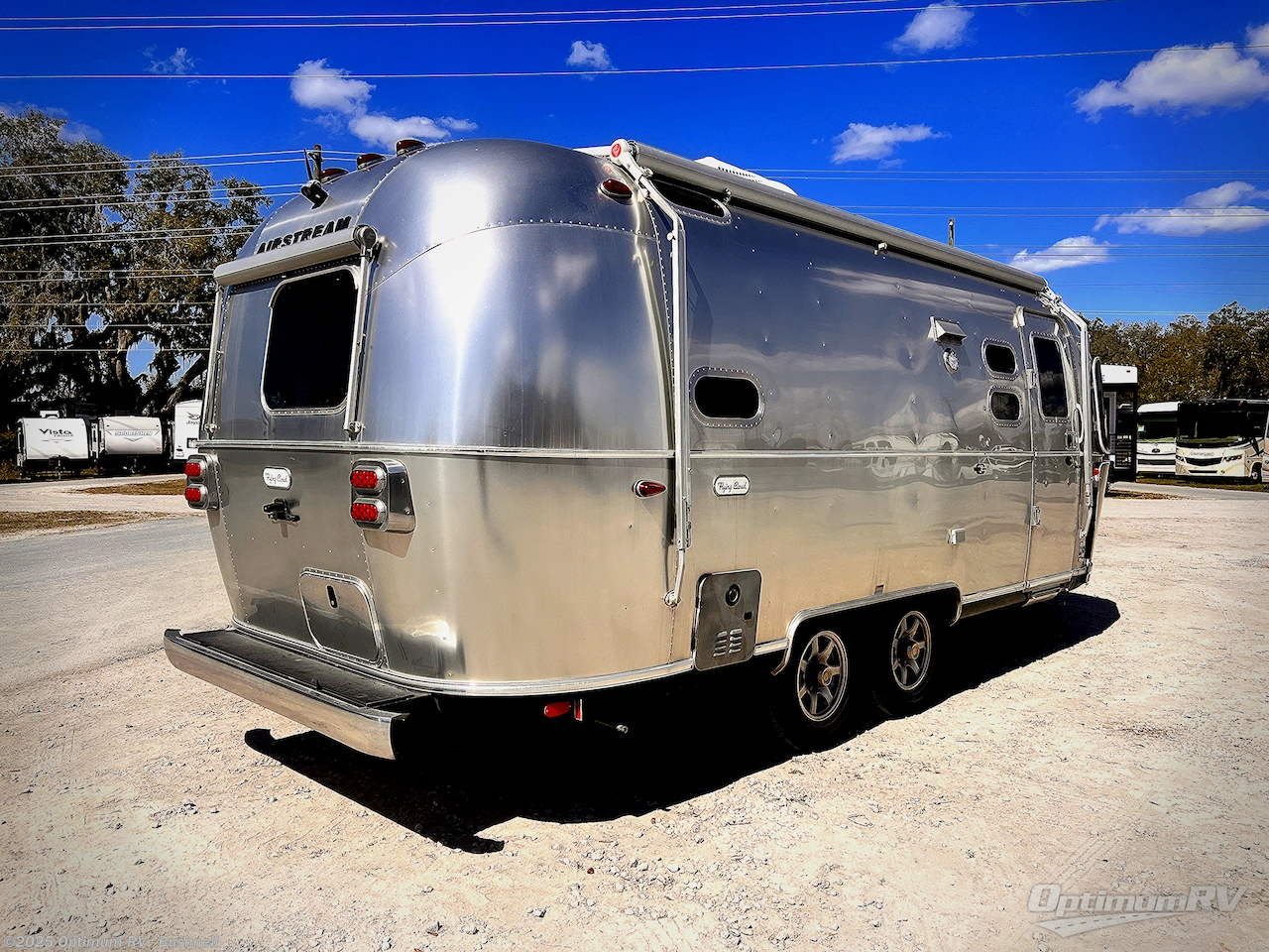 Call now about this 2021 Airstream Flying Cloud 23CB! 2021 Airstream Flying Cloud 23CB - Used Travel Trailer For Sale by Optimum RV - Bushnell in Bushnell, Florida features Awning