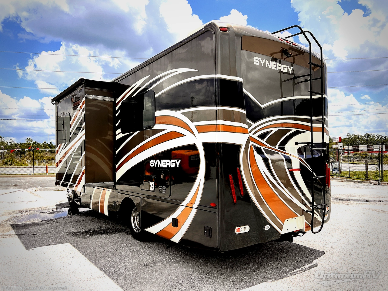 Call now about this 2018 Thor Synergy RB24! 2018 Thor Synergy RB24 - Used Class C For Sale by Optimum RV - Bushnell in Bushnell, Florida features Slideout, Awning