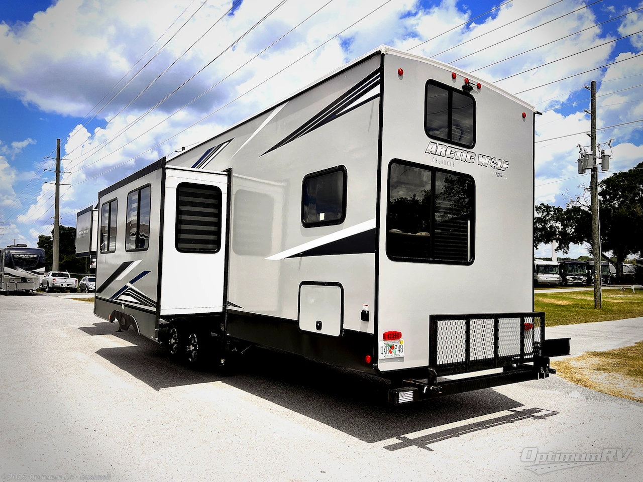 Call now about this 2022 Forest River Cherokee Arctic Wolf Suite 3770! 2022 Forest River Cherokee Arctic Wolf Suite 3770 - Used Fifth Wheel For Sale by Optimum RV - Bushnell in Bushnell, Florida features Awning, Slideout