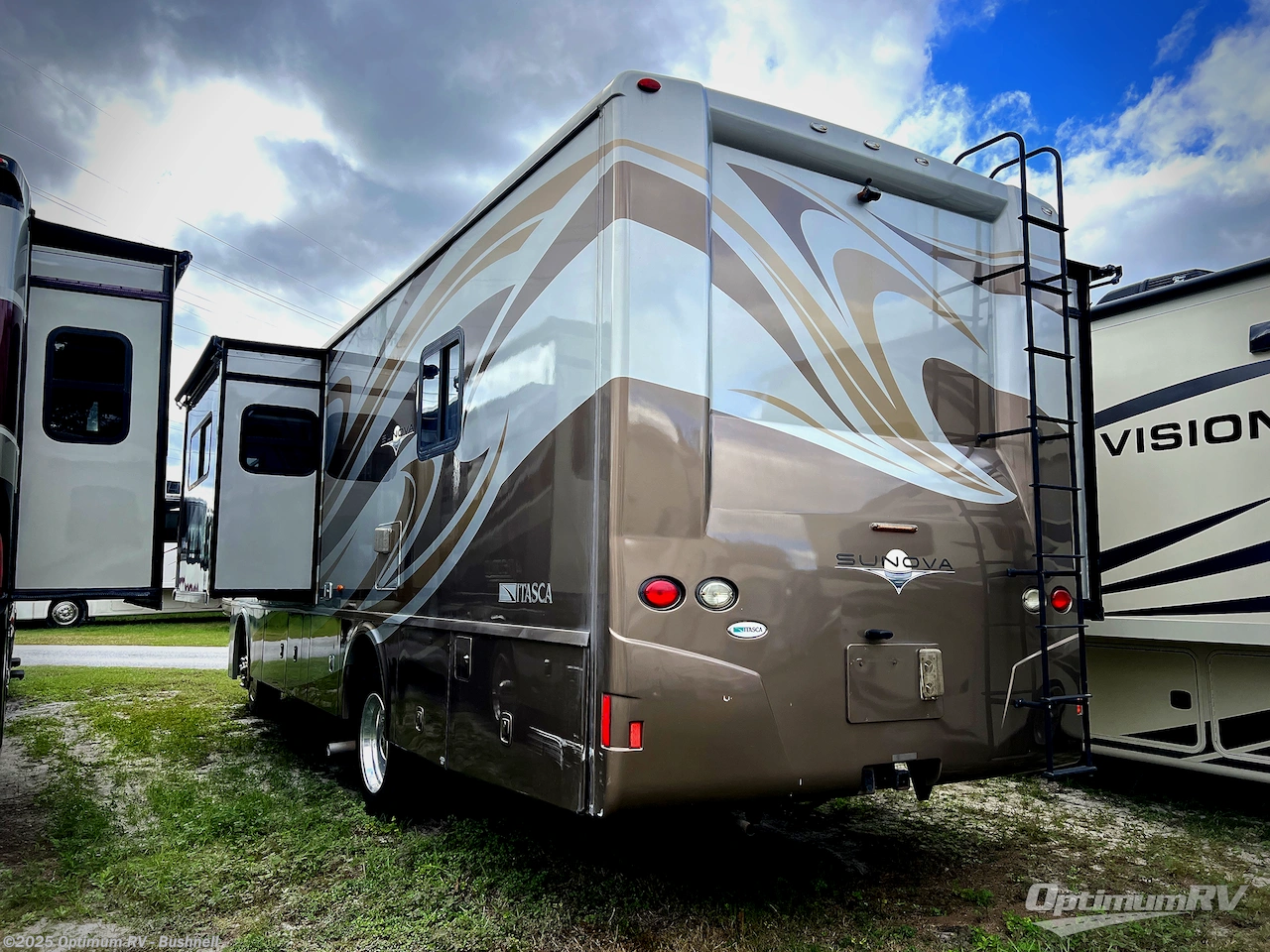 Call now about this 2013 Itasca Sunova 30A! 2013 Itasca Sunova 30A - Used Class A For Sale by Optimum RV - Bushnell in Bushnell, Florida features Slideout