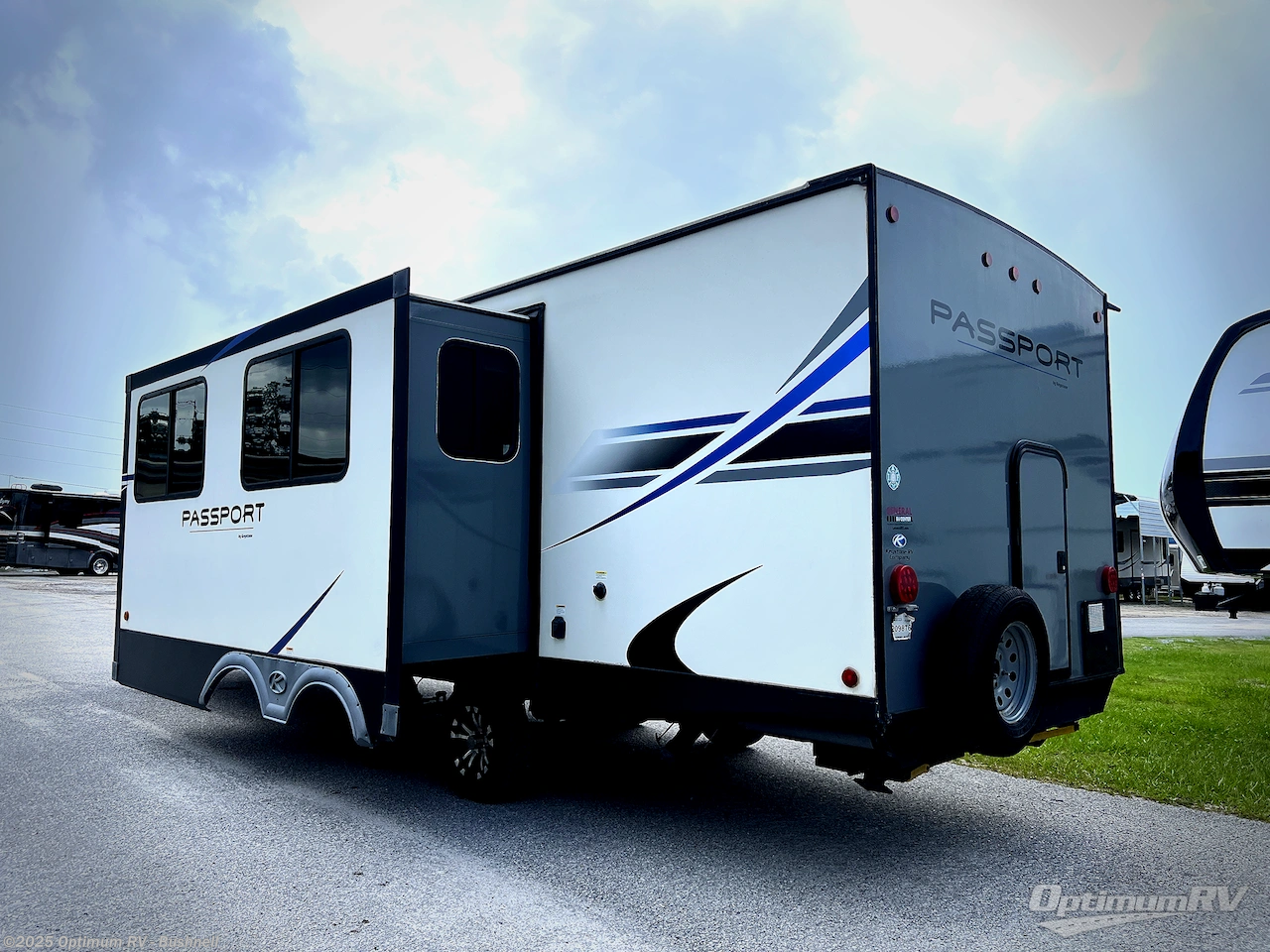 Call now about this 2020 Keystone Passport 267BH SL Series! 2020 Keystone Passport 267BH SL Series - Used Travel Trailer For Sale by Optimum RV - Bushnell in Bushnell, Florida features Awning, Slideout