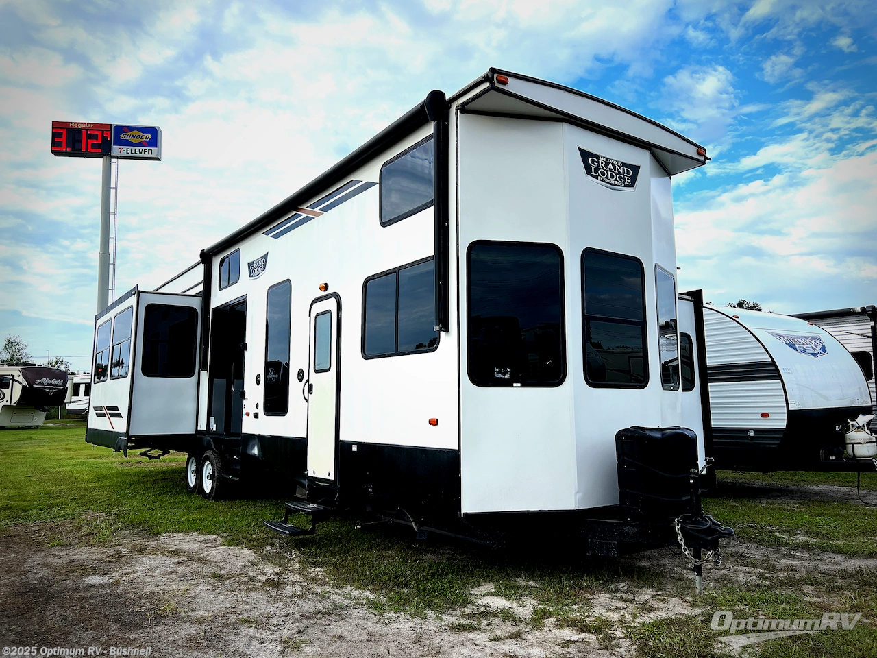 Email now about this 2022 Forest River Wildwood Grand Lodge 42DL! Used 2022 Forest River Wildwood Grand Lodge 42DL available in Bushnell, Florida