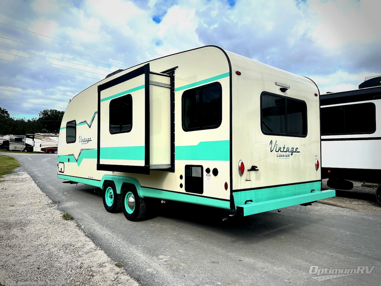Call now about this 2024 Gulf Stream Vintage Cruiser 23TWS! 2024 Gulf Stream Vintage Cruiser 23TWS - Used Travel Trailer For Sale by Optimum RV - Bushnell in Bushnell, Florida features Slideout, Awning
