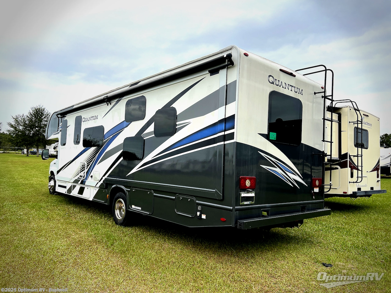 Call now about this 2023 Thor Quantum LF31! 2023 Thor Quantum LF31 - Used Class C For Sale by Optimum RV - Bushnell in Bushnell, Florida features Slideout