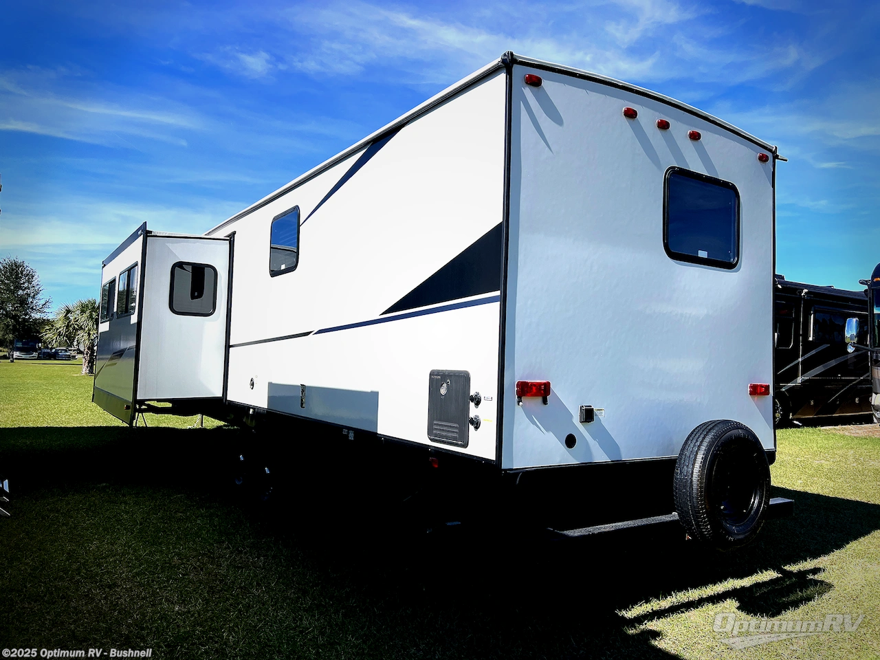 Call now about this 2023 Heartland Trail Runner 341RU! 2023 Heartland Trail Runner 341RU - Used Travel Trailer For Sale by Optimum RV - Bushnell in Bushnell, Florida features Slideout, Awning