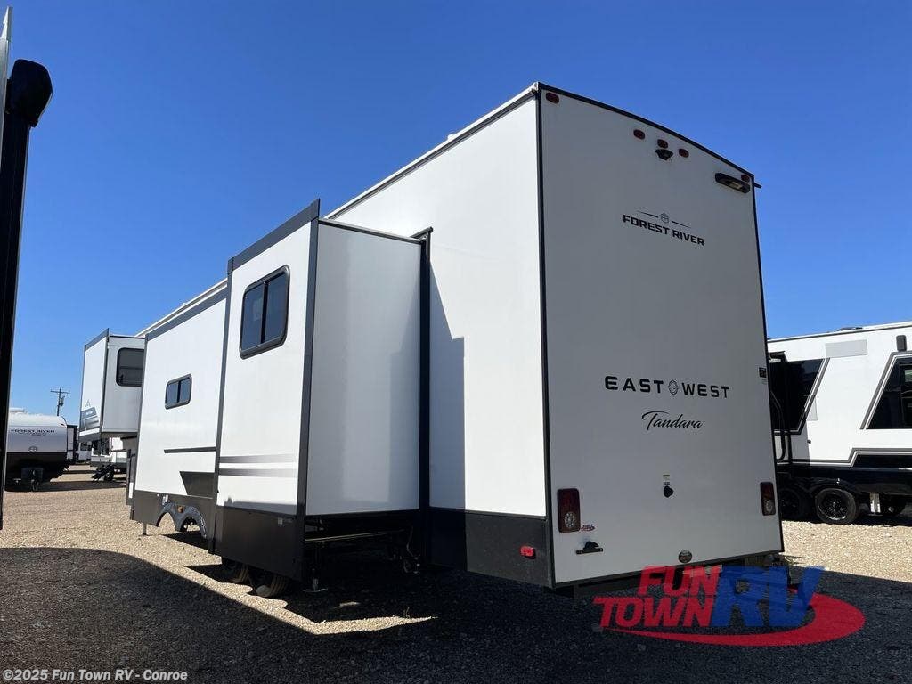 New 2026 East to West Tandara 389DS available in Conroe, Texas