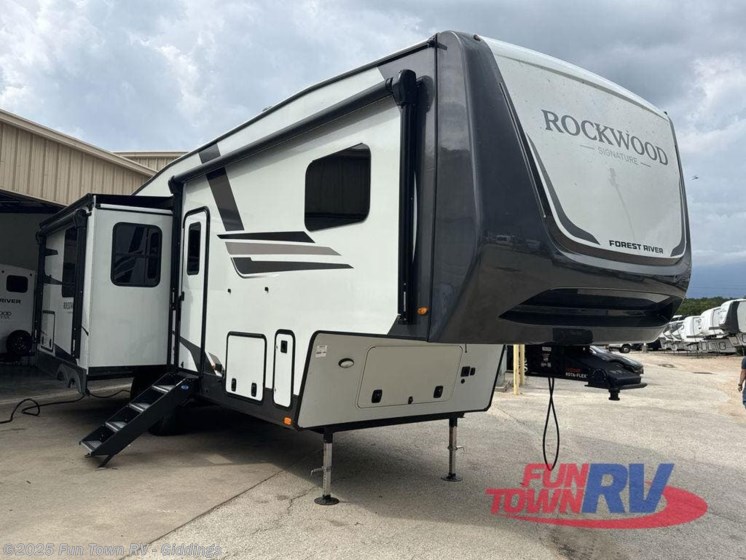 Email now about this 2026 Forest River Rockwood Signature R331RL! New 2026 Forest River Rockwood Signature R331RL available in Giddings, Texas