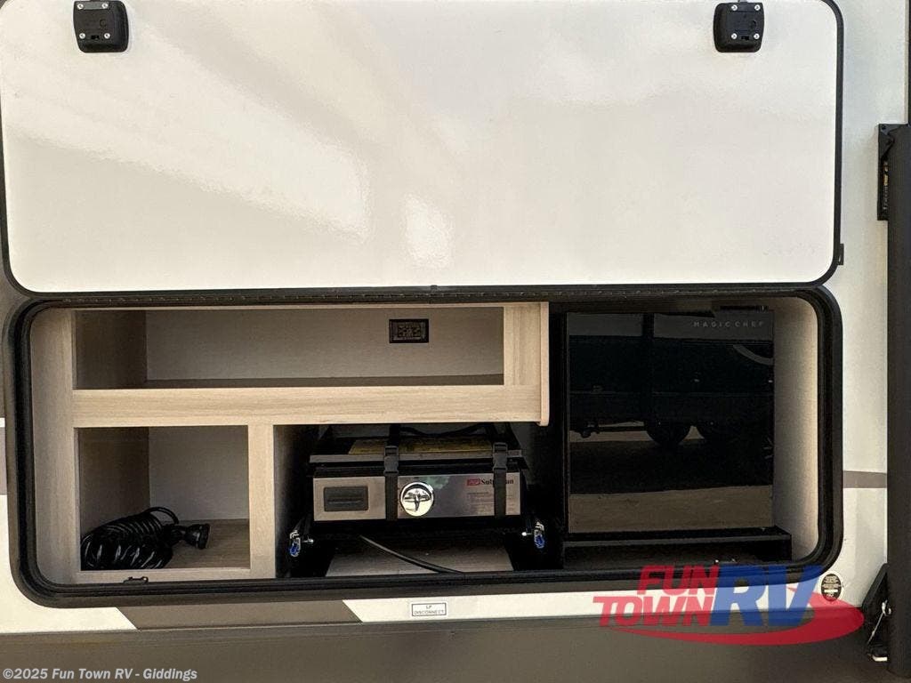 Contact us now about this 2026 Forest River Rockwood Ultra Lite 2706BH! 2026 Rockwood Ultra Lite 2706BH by Forest River from Fun Town RV - Giddings in Giddings, Texas