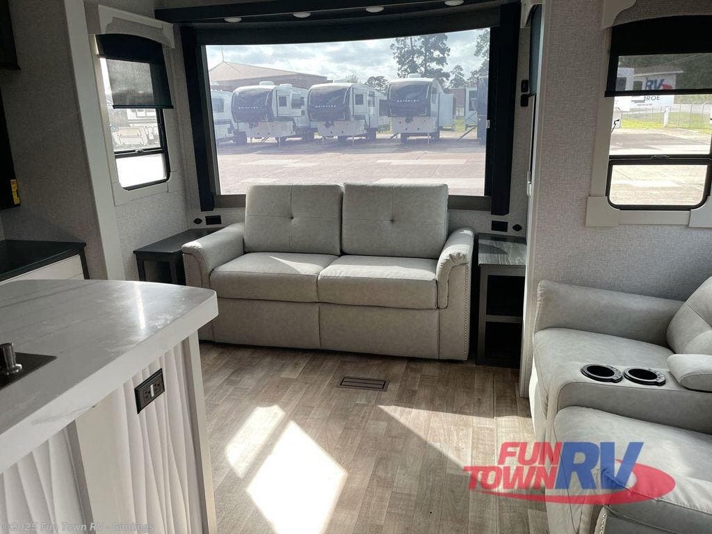 Contact us now about this 2025 Redwood RV Regency 3721FDB! 2025 Regency 3721FDB by Redwood RV from Fun Town RV - Giddings in Giddings, Texas