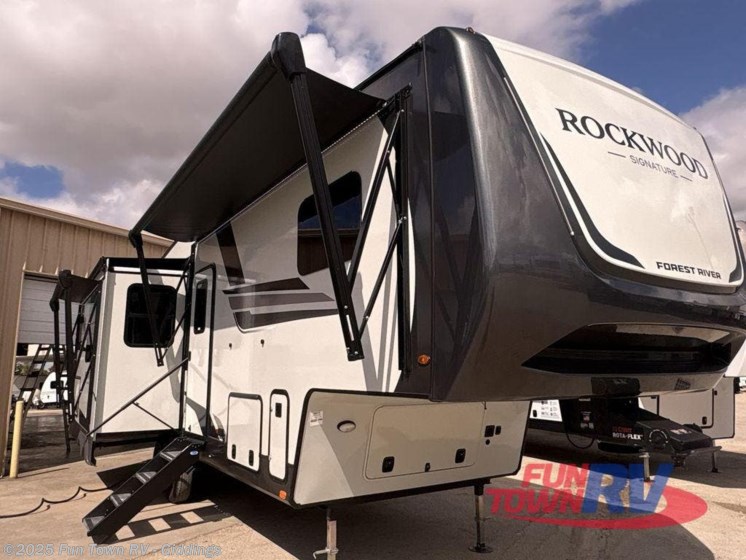 Email now about this 2026 Forest River Rockwood Signature R331RL! New 2026 Forest River Rockwood Signature R331RL available in Giddings, Texas