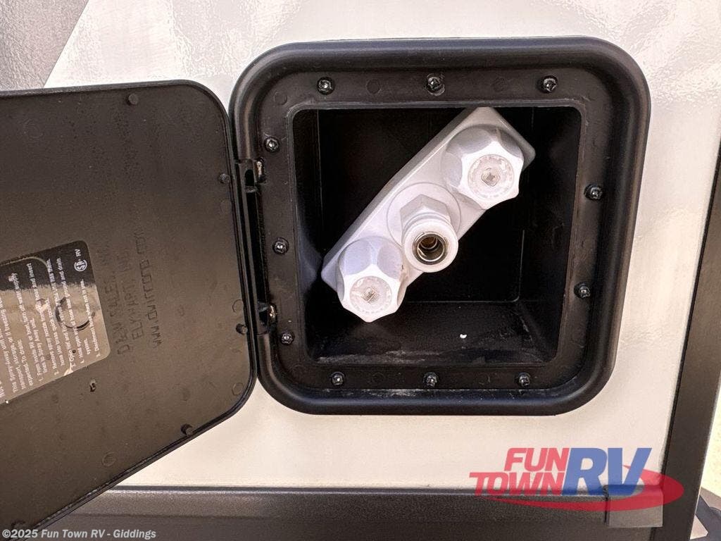 Contact us now about this 2026 Forest River Rockwood Signature R331RL! 2026 Rockwood Signature R331RL by Forest River from Fun Town RV - Giddings in Giddings, Texas