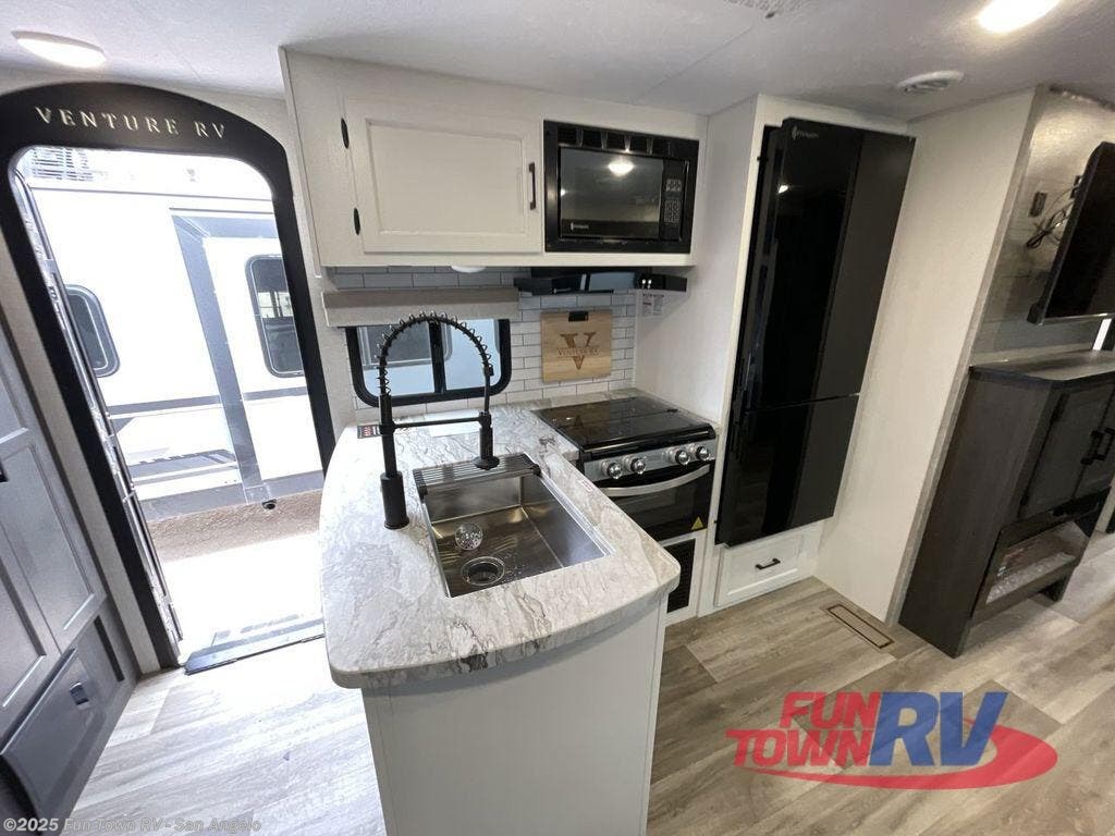 Contact us now about this 2025 Venture RV Stratus SR291VQB! 2025 Stratus SR291VQB by Venture RV from Fun Town RV - San Angelo in San Angelo, Texas