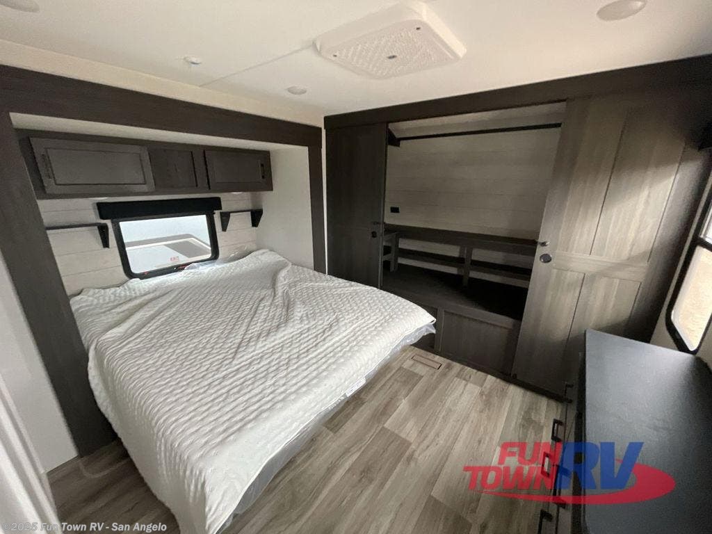 Contact us now about this 2025 Venture RV Stratus SR302VBH! 2025 Stratus SR302VBH by Venture RV from Fun Town RV - San Angelo in San Angelo, Texas