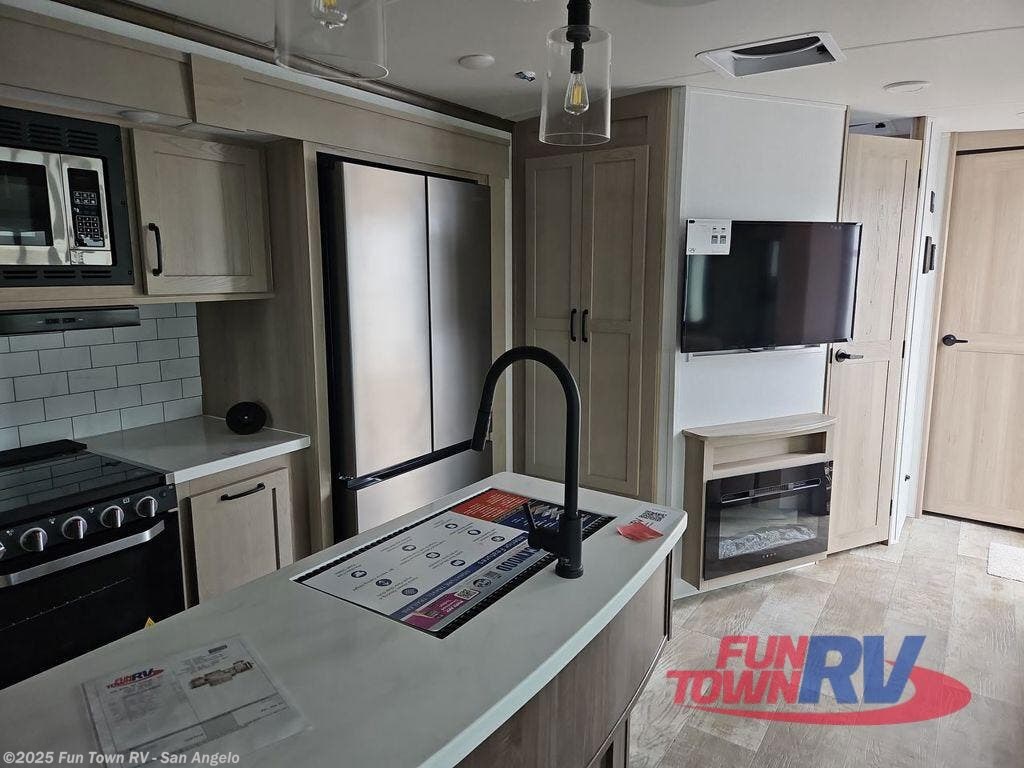 New 2024 Forest River Rockwood Signature 8338DB available in San Angelo, Texas