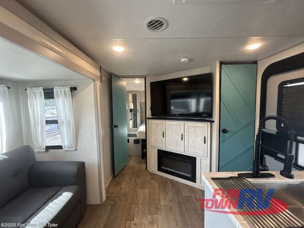 Contact us now about this 2022 Forest River Vibe 26BH! 2022 Vibe 26BH by Forest River from Fun Town RV - Tyler in Mineola, Texas