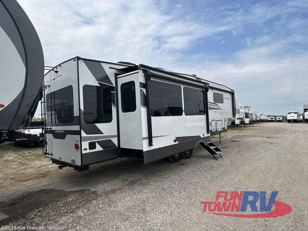 Contact us now about this 2026 Forest River Rockwood Signature 401SFB! 2026 Rockwood Signature 401SFB by Forest River from Fun Town RV - Winstar in Thackerville, Oklahoma