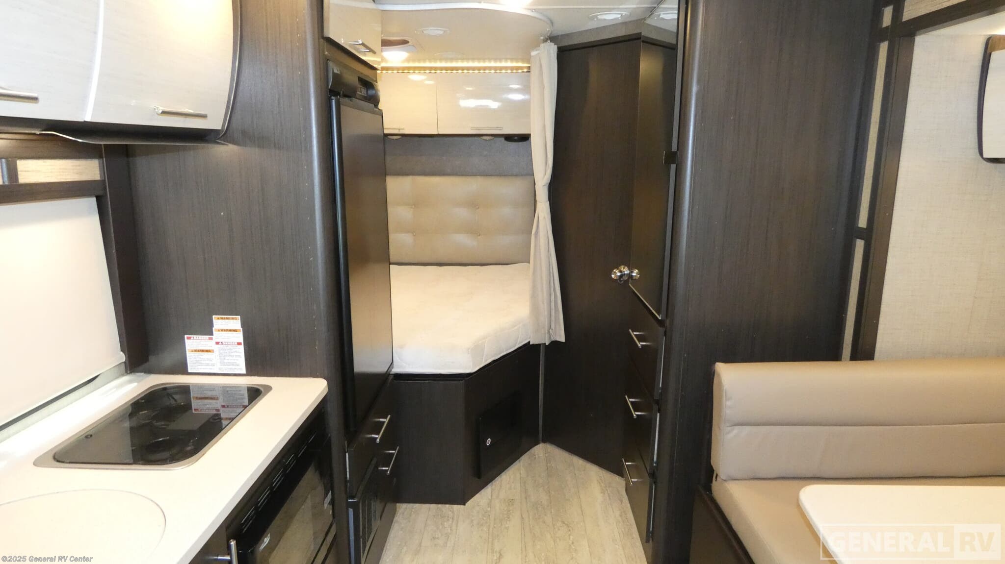 Call now about this 2017 Thor Motor Coach Gemini 23TK! 2017 Thor Motor Coach Gemini 23TK - Used Class C For Sale by General RV Center in Dover, Florida