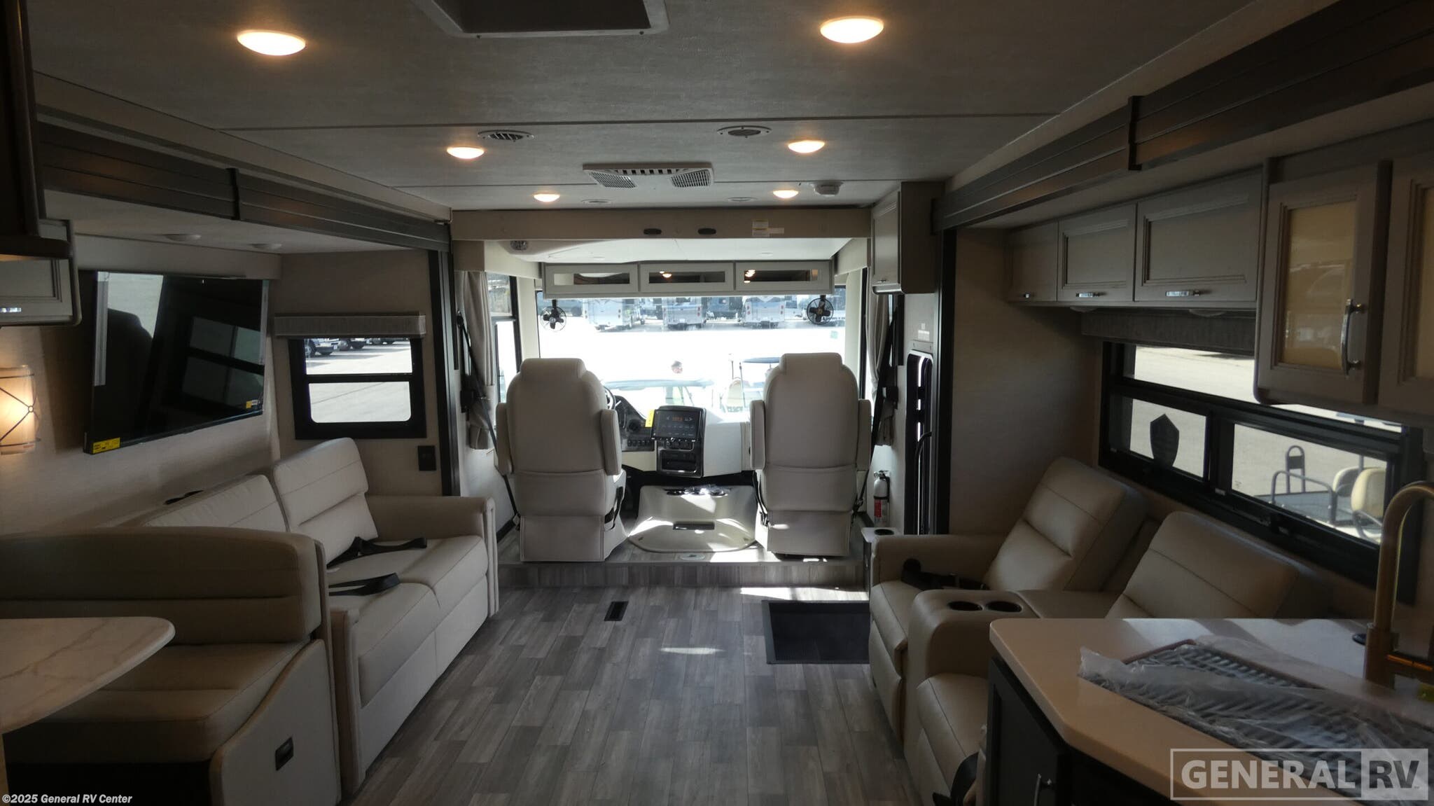 New 2026 Thor Motor Coach Luminate CC35 available in Draper, Utah