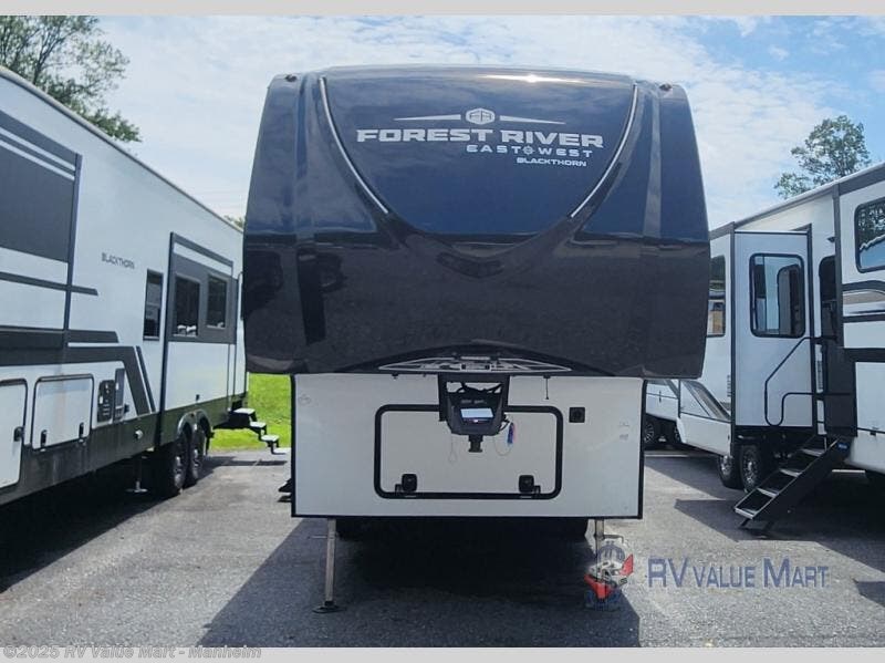 Contact us now about this 2025 East to West Blackthorn Half-Ton 22RK! 2025 Blackthorn Half-Ton 22RK by East to West from RV Value Mart - Manheim in Manheim, Pennsylvania
