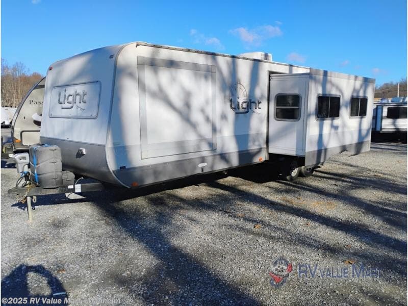 Used 2013 Highland Ridge Light LT305BHS available in Manheim, Pennsylvania