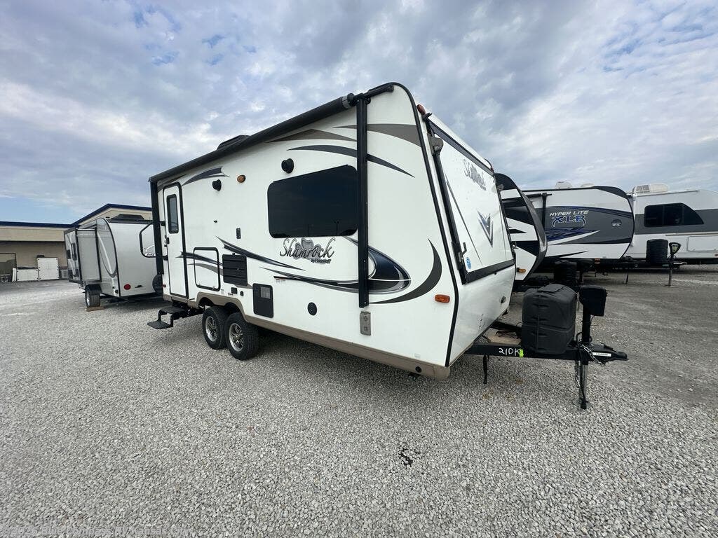 Call now about this 2017 Forest River Shamrock 21DK! 2017 Forest River Shamrock 21DK - Used Travel Trailer For Sale by Blue Compass RV Kansas City in Grain Valley, Missouri