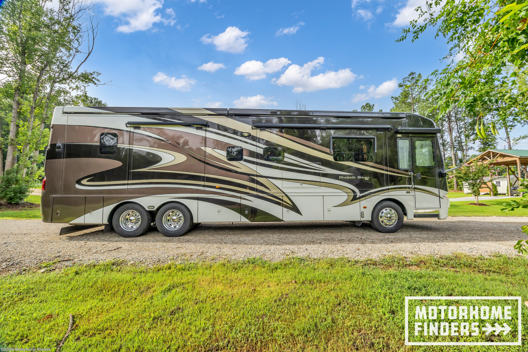 Call now about this 2015 Newmar Dutch Star 4018! 2015 Newmar Dutch Star 4018 - Used Diesel Pusher For Sale by Motorhome Finders in Holly Springs, North Carolina features Solar Prep, Ladder, CD Player, Hitch, Auxiliary Battery